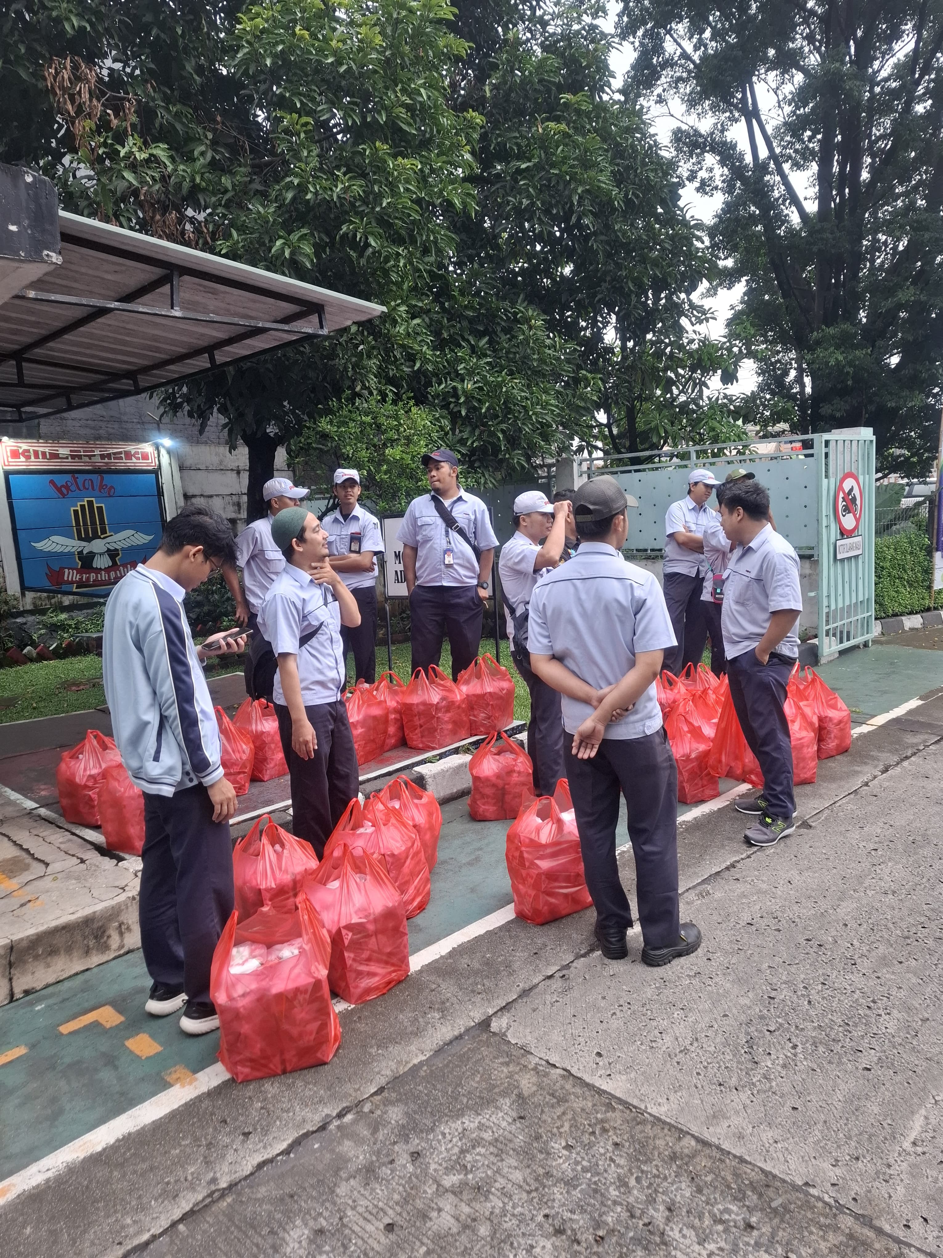 500 bungkus Takjil sudah dibagikan kepada para pengguna jalan yang lewat PT ASKI