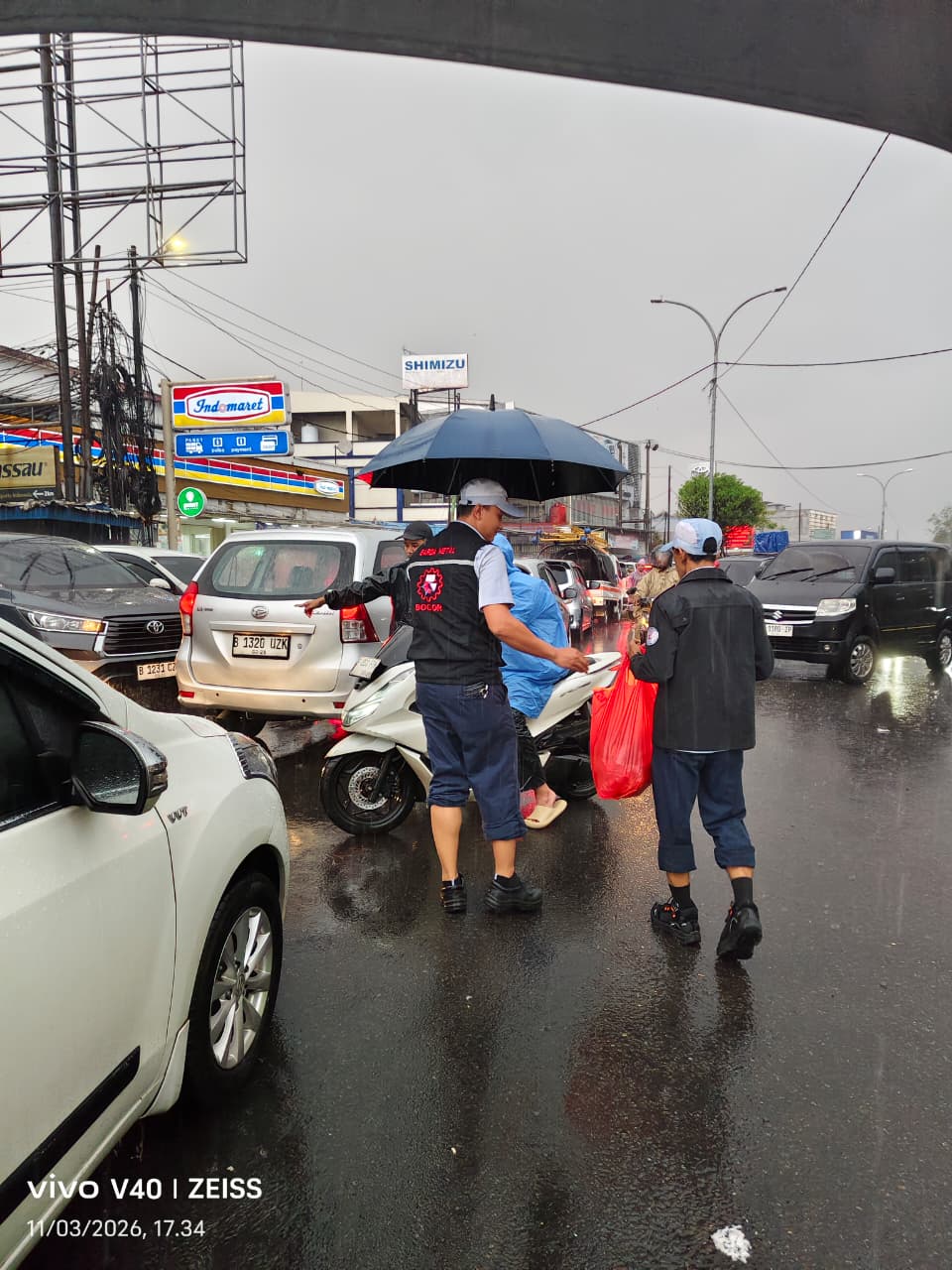 Semangat Berbagi Takjil On The Road PT ASKI di Tengah Guyuran Hujan