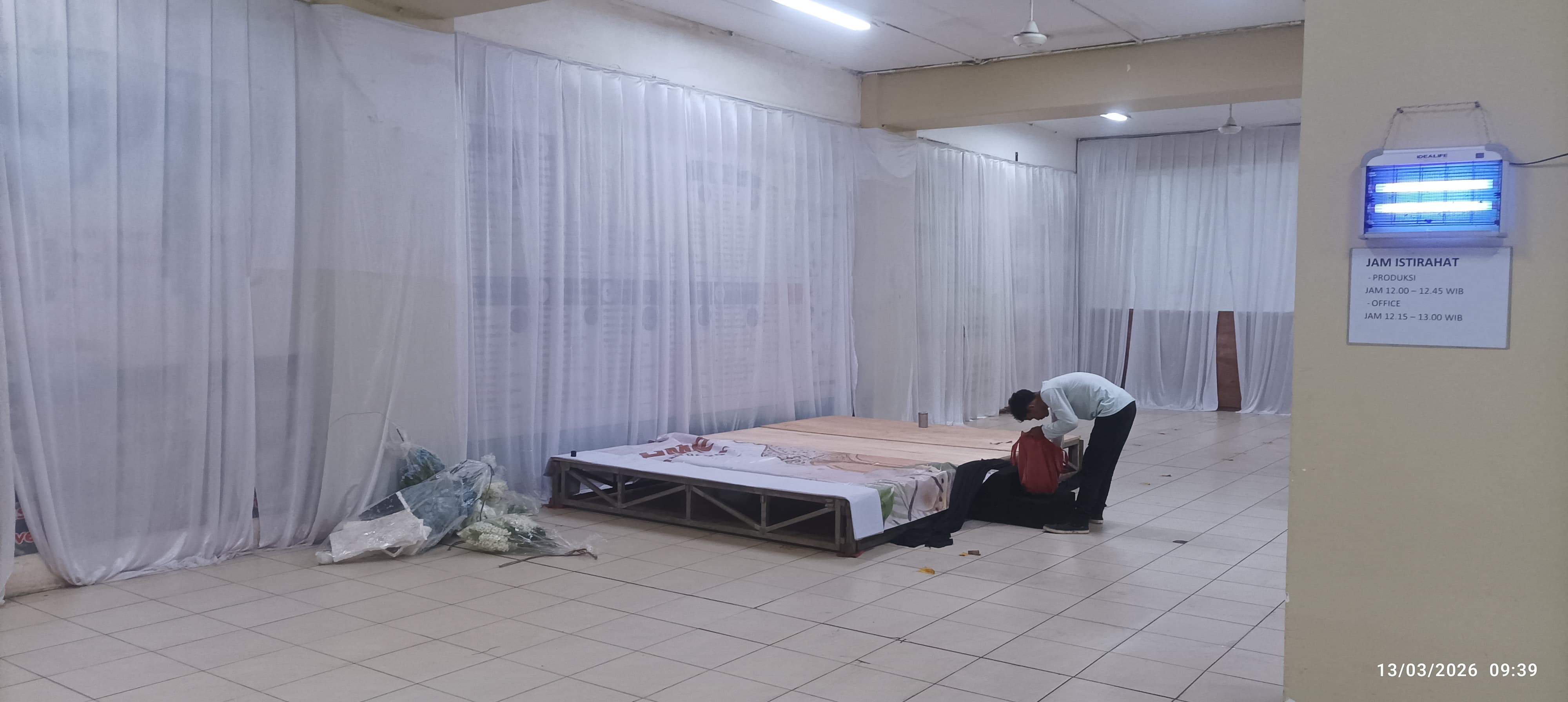 Proses Dekor Panggung Kegiatan Bukber PT ASKI