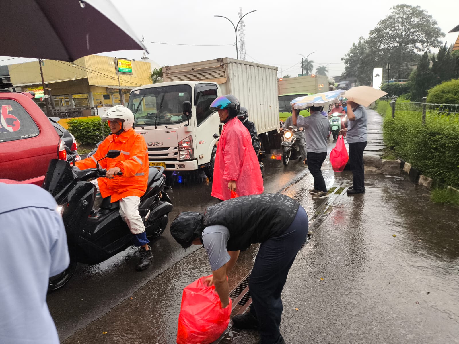 Pembagian Takjil On The Road di Tengah Guyuran Hujan