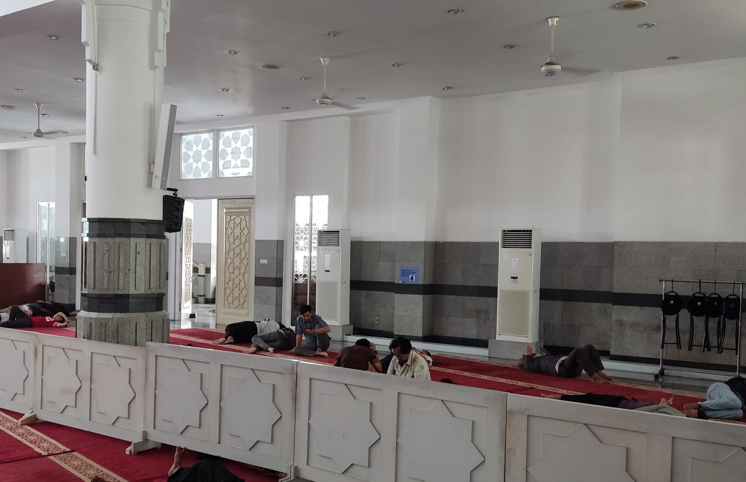 Area masjid untuk tempat istirahat jamaah
