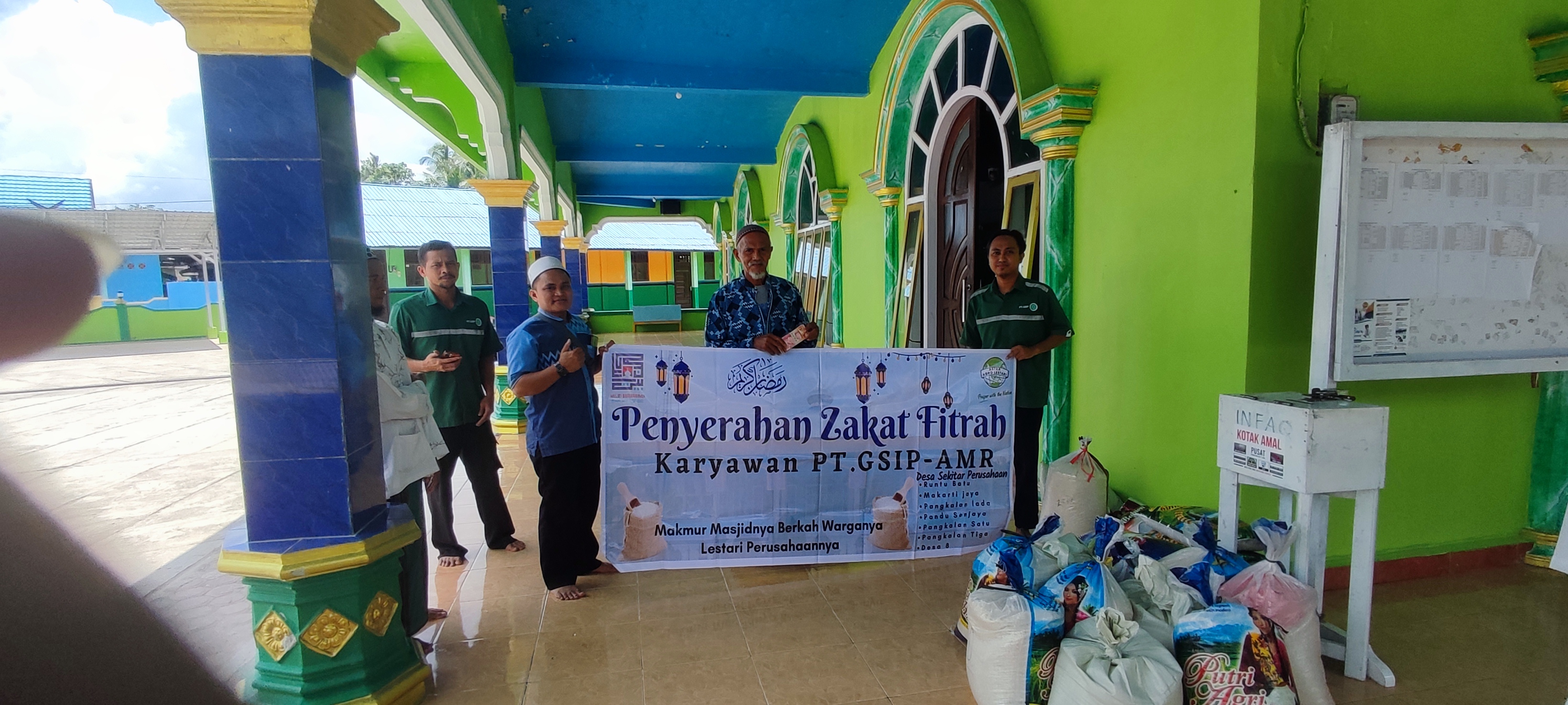 Penyerahan zakat fitrah