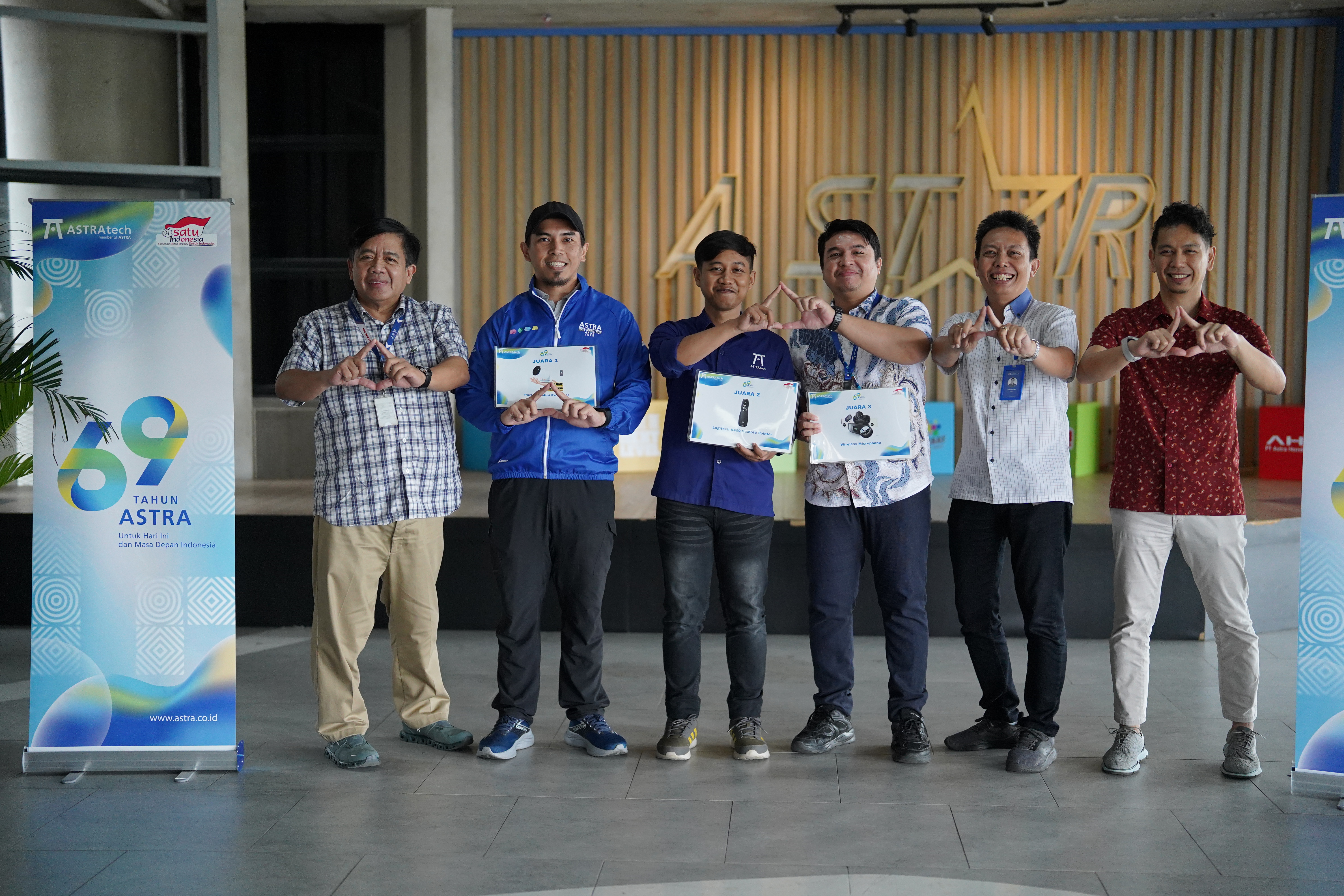 Ketiga pemenang kuis Cerdas Cermat Astra