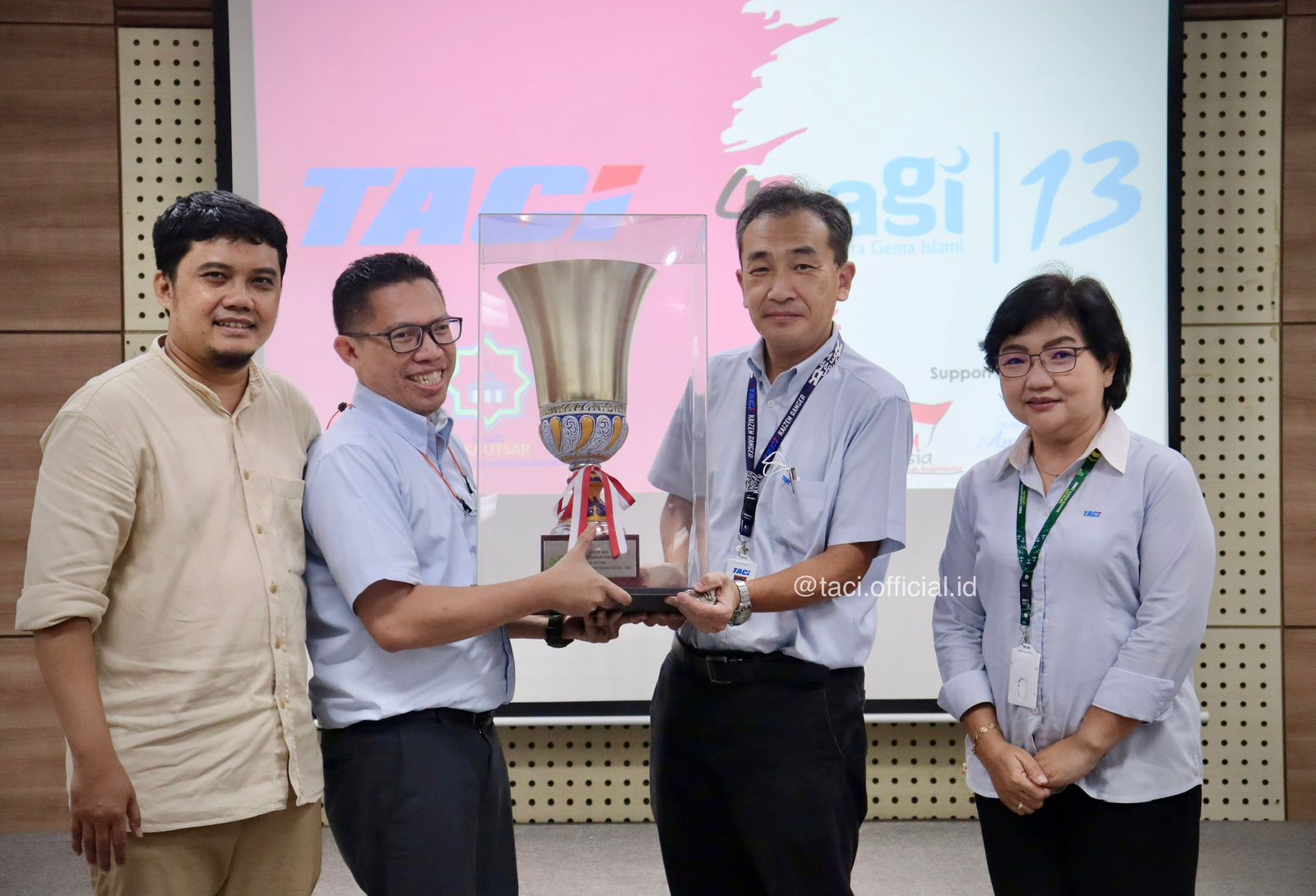 Penyerahan Piala JUARA dari YAA kepada DKM dan Management TACI