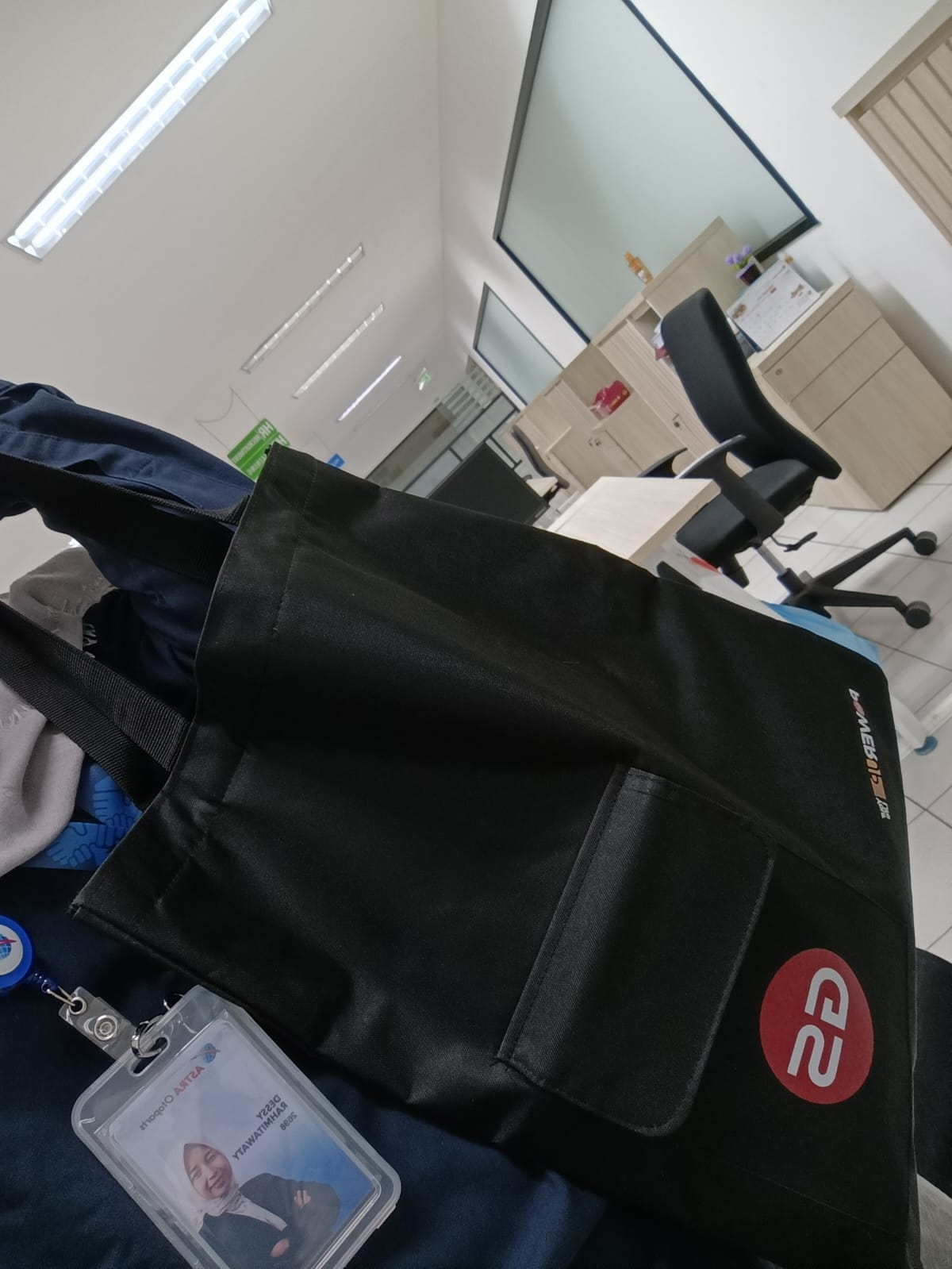 menggunakan goodie bag ramah lingkungan